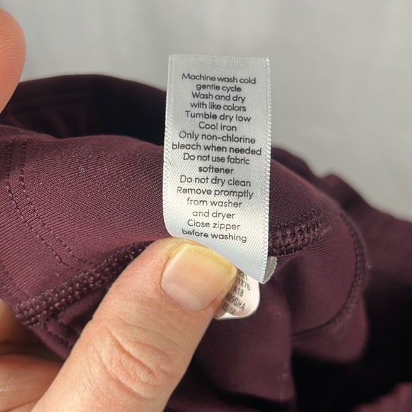 Athleta All In Crop Leggings in Maroon. - Picture 10 of 11